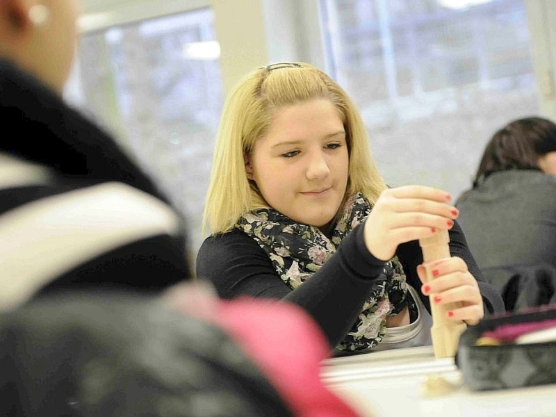 Am Dienstag, den 13.03.2012, unterrichtet Birgit Albrecht in der 8. Klasse der Realschule Strünkede in Herne das Fach Sexualkunde. Im Aufklärungsunterricht lernen die Schüler auch den richtigen Umgang mit einem Kondom.Foto: Ute Gabriel / WAZ FotoPool