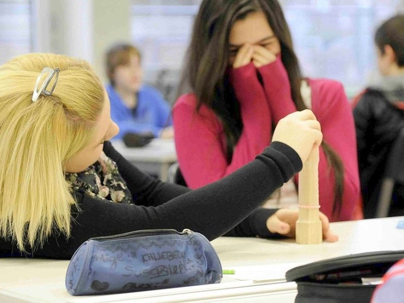 Am Dienstag, den 13.03.2012, unterrichtet Birgit Albrecht in der 8. Klasse der Realschule Strünkede in Herne das Fach Sexualkunde. Im Aufklärungsunterricht lernen die Schüler auch den richtigen Umgang mit einem Kondom.Foto: Ute Gabriel / WAZ FotoPool