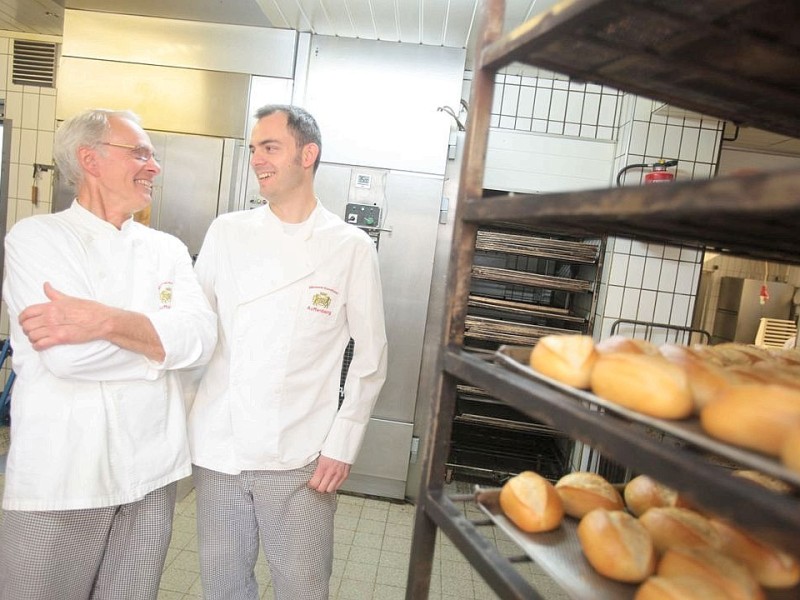 Die Baeckerei und Konditorei Auffenberg in Ickern in Castrop-Rauxel gehoert am Mittwoch, 11. April 2012, zu den wenigen Betrieben mit Brot und Broetchen aus eigener Herstellung. Vater und Sohn: Hans-Rainer (links) und Alexander Auffenberg in der Backstube. Foto: Thomas Goedde / WAZ FotoPool