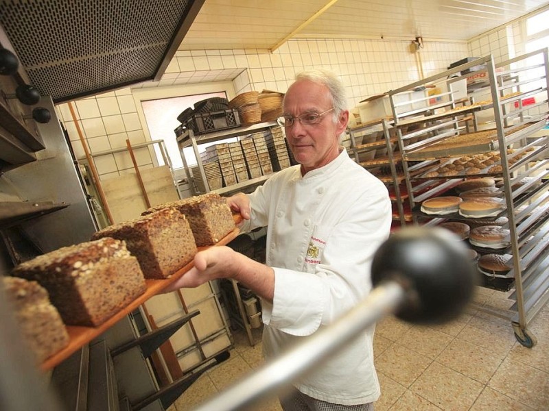 Die Baeckerei und Konditorei Auffenberg in Ickern in Castrop-Rauxel gehoert am Mittwoch, 11. April 2012, zu den wenigen Betrieben mit Brot und Broetchen aus eigener Herstellung. Auch gesundes Vollkornbrot backen die Auffenbergs. Hier holt Hans-Rainer Auffenberg Mehrkornbrote aus dem Ofen. Foto: Thomas Goedde / WAZ FotoPool