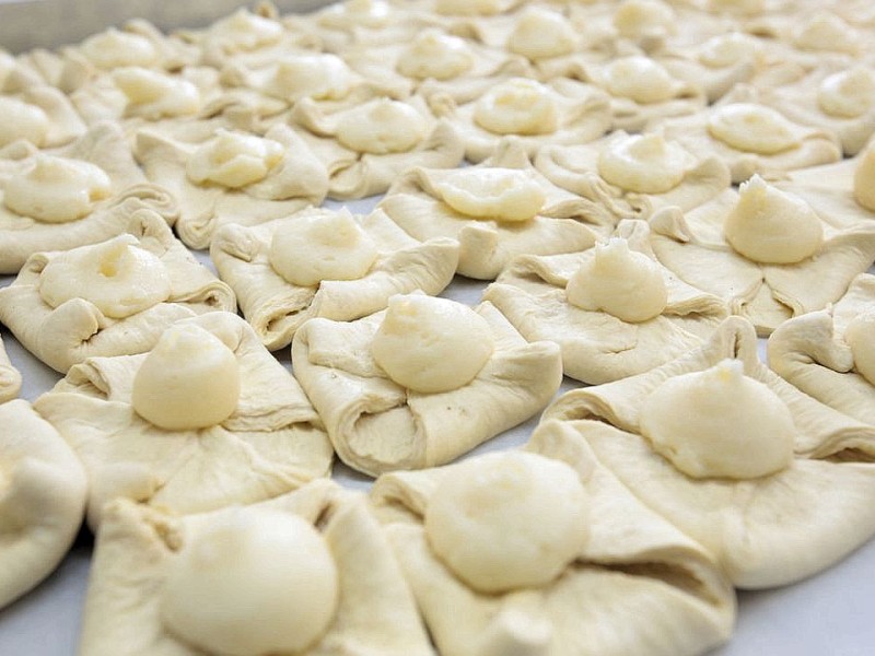 Die Baeckerei und Konditorei Auffenberg in Ickern in Castrop-Rauxel gehoert am Mittwoch, 11. April 2012, zu den wenigen Betrieben mit Brot und Broetchen aus eigener Herstellung. Im Bild: Plunderteilchen vor dem Backen. Foto: Thomas Goedde / WAZ FotoPool