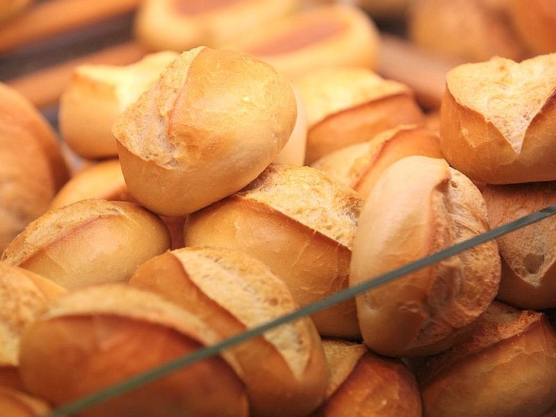 Die Baeckerei und Konditorei Auffenberg in Ickern in Castrop-Rauxel gehoert am Mittwoch, 11. April 2012, zu den wenigen Betrieben mit Brot und Broetchen aus eigener Herstellung. Die Weizenbroetchen sind oft noch warm, wenn der Kunde sie kauft. Foto: Thomas Goedde / WAZ FotoPool