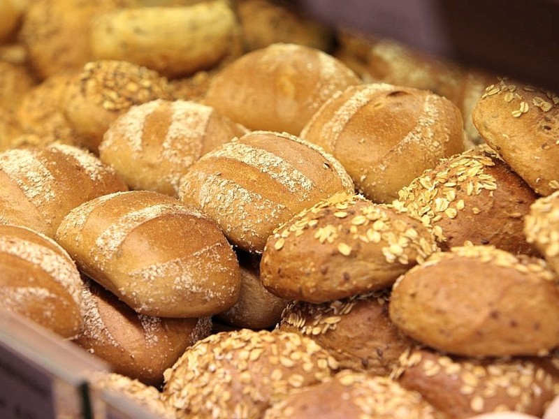 Die Baeckerei und Konditorei Auffenberg in Ickern in Castrop-Rauxel gehoert am Mittwoch, 11. April 2012, zu den wenigen Betrieben mit Brot und Broetchen aus eigener Herstellung. Broetchen fuer jeden Geschmack backen Hans-Rainer und Sohn Alexander Auffenberg in der eigenen Backstube. Foto: Thomas Goedde / WAZ FotoPool