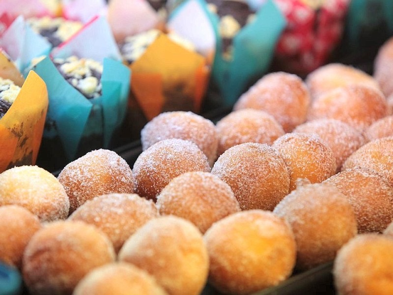 Die Baeckerei und Konditorei Auffenberg in Ickern in Castrop-Rauxel gehoert am Mittwoch, 11. April 2012, zu den wenigen Betrieben mit Brot und Broetchen aus eigener Herstellung. Suessigkeiten wie Torten, Kuchen und Plunderteilchen gehoeren auch zum Sortiment. Foto: Thomas Goedde / WAZ FotoPool