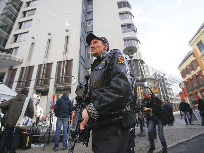 ...ein anderer Polizist läuft vor dem Gerichtsgebäude Streife.