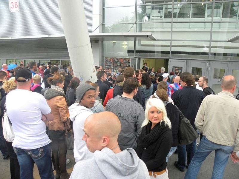 Großer Andrang vor der Halle.