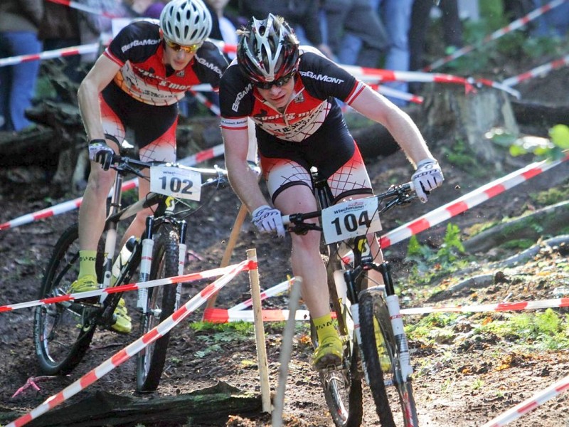 Mountainbike , Finale um den NRW Cup am 30.09.2012 in Haltern am Dachsberg.  104 Lukas Holtkamp, 102 Robert Traupe ( bicycles and more /Fliesen Heukäufer )Foto: Gerhard Schypulla WAZ FotoPool