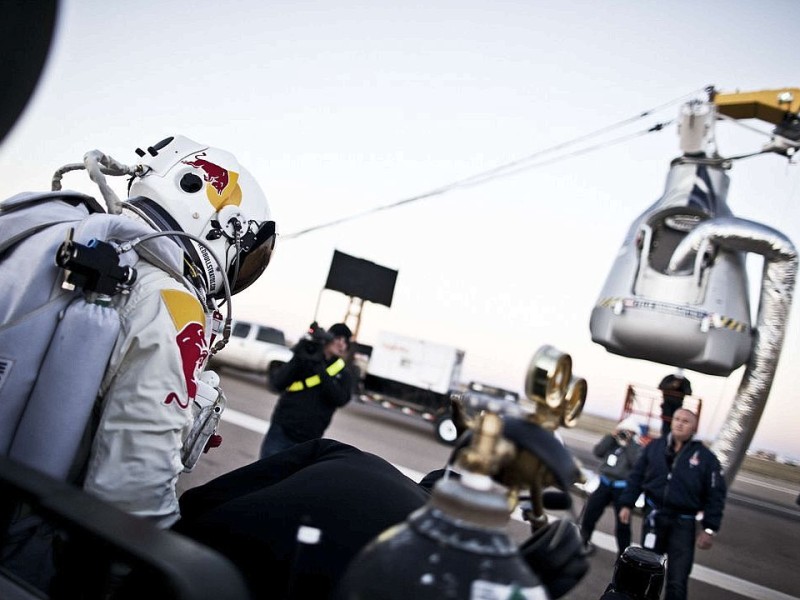 Der spektakuläre Rekordversuch des österreichischen Extremsportlers Felix Baumgartner ist geglückt.