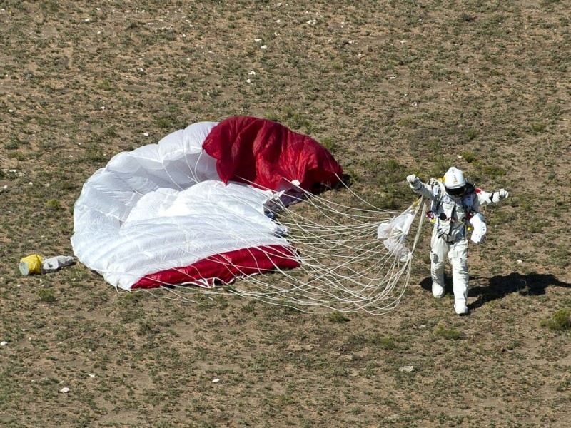 Er hat es geschafft: Dem Österreicher Felix Baumgartner ist der waghalsige Rekordsprung aus ...