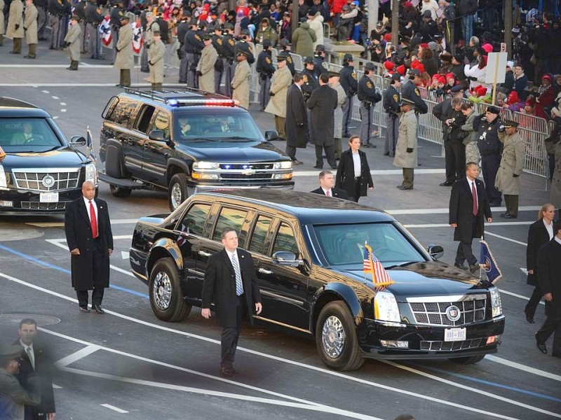 ... ließ sich mit Ehefrau Michelle zunächst in der Präsidentenlimousine vorwegfahren,...