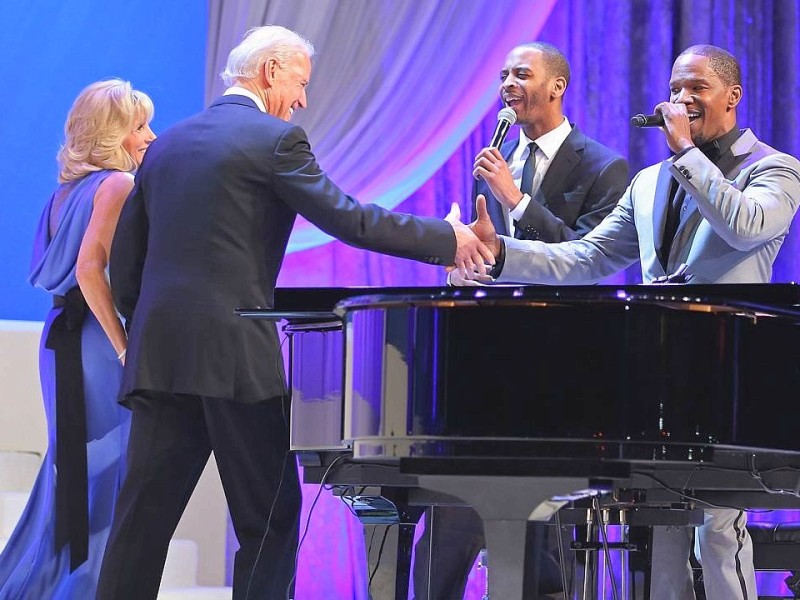 ... der Schauspieler und Sänger Jamie Foxx (erster von rechts). Den Handschlag bekam der Sänger von ...