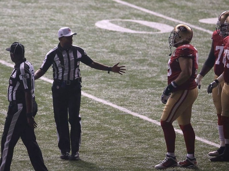 Und plötzlich war es düster: Mehr als eine halbe Stunde lang fiel beim Superbowl der Strom größtenteils aus. Die Cheerleader warteten im Halbdunkel, die Spieler machten Dehnübungen.