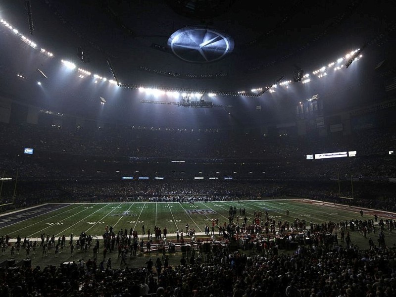 Und plötzlich war es düster: Mehr als eine halbe Stunde lang fiel beim Superbowl der Strom größtenteils aus. Die Cheerleader warteten im Halbdunkel, die Spieler machten Dehnübungen.