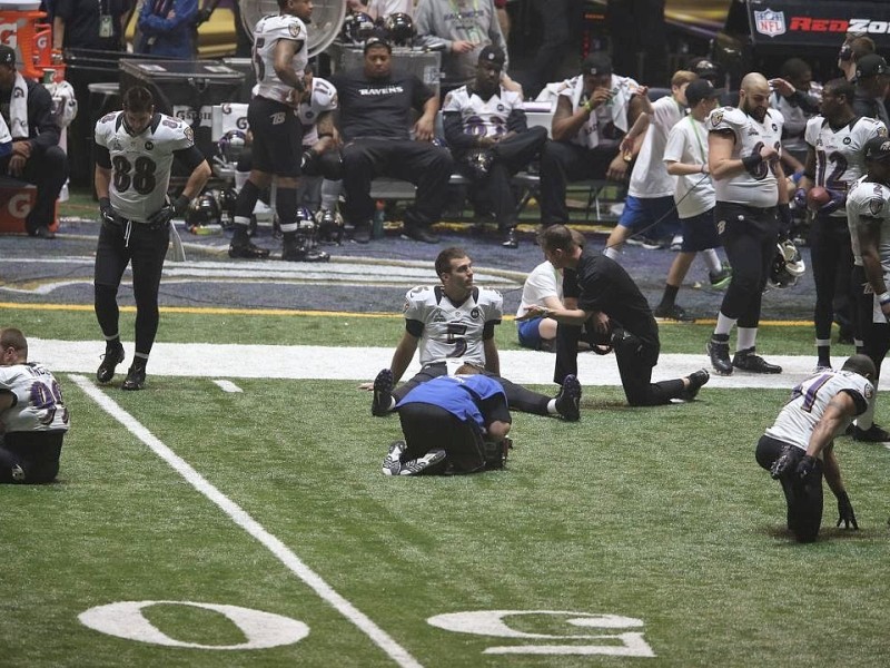 Und plötzlich war es düster: Mehr als eine halbe Stunde lang fiel beim Superbowl der Strom größtenteils aus. Die Cheerleader warteten im Halbdunkel, die Spieler machten Dehnübungen.