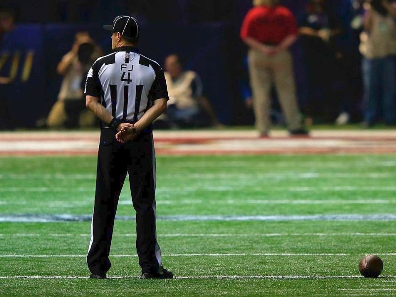 Und plötzlich war es düster: Mehr als eine halbe Stunde lang fiel beim Superbowl der Strom größtenteils aus. Die Cheerleader warteten im Halbdunkel, die Spieler machten Dehnübungen.