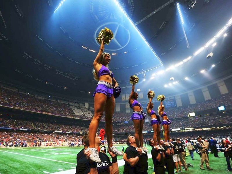 Und plötzlich war es düster: Mehr als eine halbe Stunde lang fiel beim Superbowl der Strom größtenteils aus. Die Cheerleader warteten im Halbdunkel, die Spieler machten Dehnübungen.