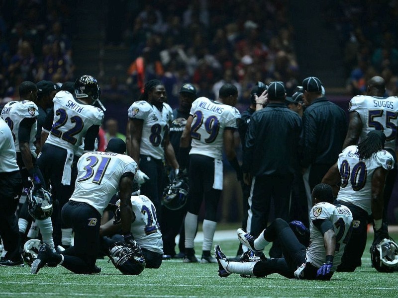 Und plötzlich war es düster: Mehr als eine halbe Stunde lang fiel beim Superbowl der Strom größtenteils aus. Die Cheerleader warteten im Halbdunkel, die Spieler machten Dehnübungen.