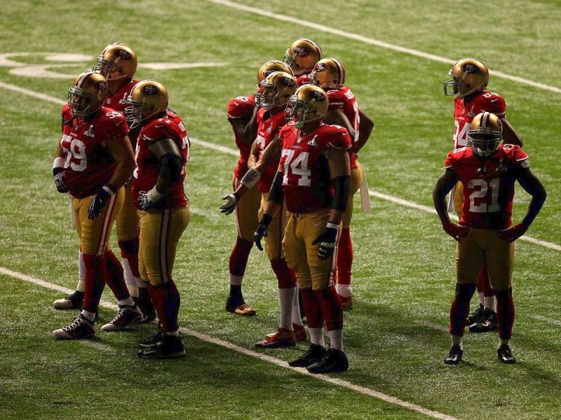 Und plötzlich war es düster: Mehr als eine halbe Stunde lang fiel beim Superbowl der Strom größtenteils aus. Die Cheerleader warteten im Halbdunkel, die Spieler machten Dehnübungen.