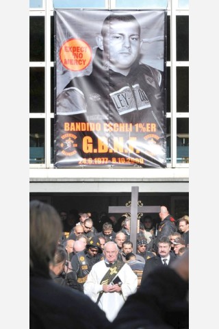 Am Tag der Beerdigung, am 17. Oktober 2009, versammeln sich hunderte Bandidos in Duisburg. Von dort aus führt ein Motorradkorso zu Eschlis Beerdigung in Gelsenkirchen-Buer.