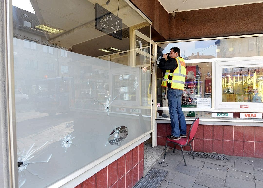 18.2.2013:  Nur einen Tag nach den Schüssen auf das Clubhaus fallen in Duisburg erneut Schüsse auf offener Straße: Zwölf Kugeln schlagen in Geschäften in Beeck ein.