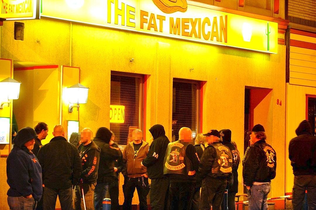 In Duisburg wird Bandido Eschli aus Gelsenkirchen von einem Mitglied der Hells Angels vor der Bandidos-Kneipe The Fat Mexican erschossen.