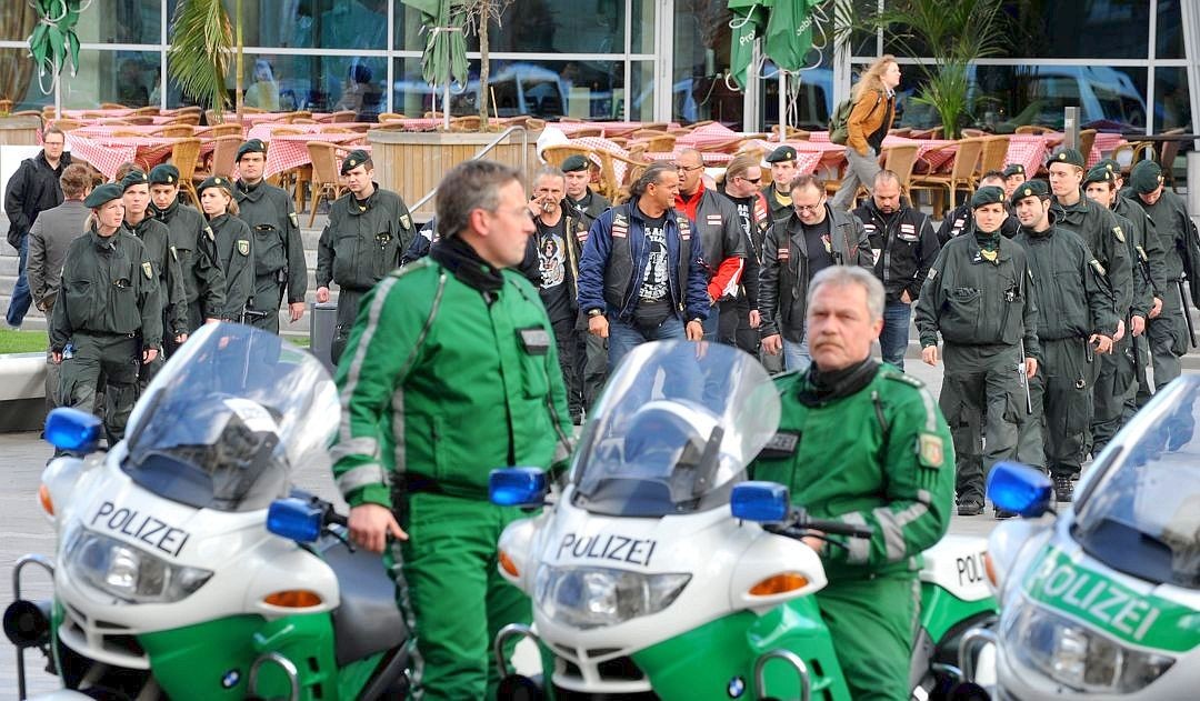 Am 25. März 2010 beginnt der Rocker-Prozess oder Bandidos-Prozess gegen den Schützen, Hells Angel Timur A.. Bandidos und Hells Angels aus ganz Deutschland reisen nach Duisburg, darunter Führungskräfte wie Frank Armin Hanebuth, der lange als mächtigster Höllenengel Deutschlands galt. Die Polizei trennt Bandidos und Hells Angels mit einem Großaufgebot - auch im Gerichtssaal.