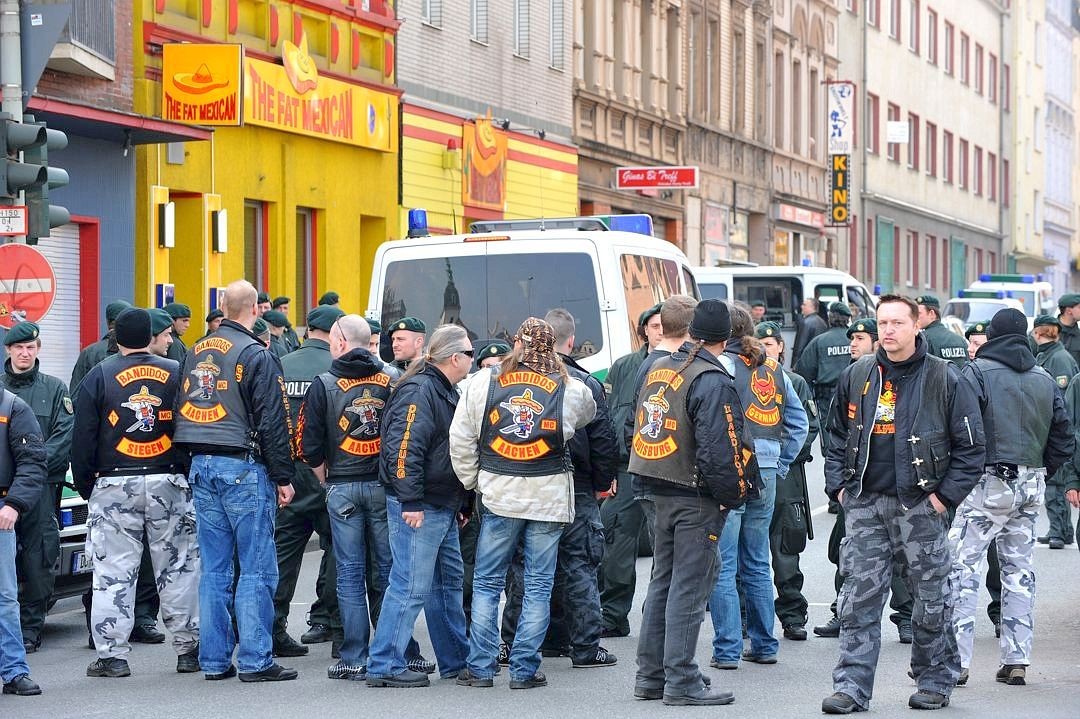 Am 13. April 2010, während des Rocker-Prozesses, durchsucht ein SEK der Polizei die Bandidos-Kneipe The Fat Mexican.