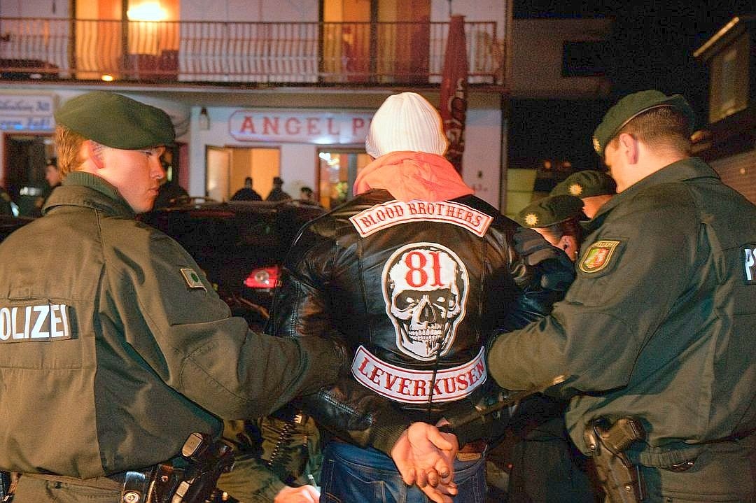 14. März 2012: Bei einer Großrazzia durchsucht die Polizei Rockerclubs, -gebäude und Wohnungen in Düsseldorf, Oberhausen, Solingen und Langenfeld. Im Bild: die Razzia im Rockerclub Angels Place der Hells Angels in Langenfeld. Die Hells Angels lösen ihren Charter „Midland“, angeblich das zweitgrößte Deutschlands,  kurz darauf auf.