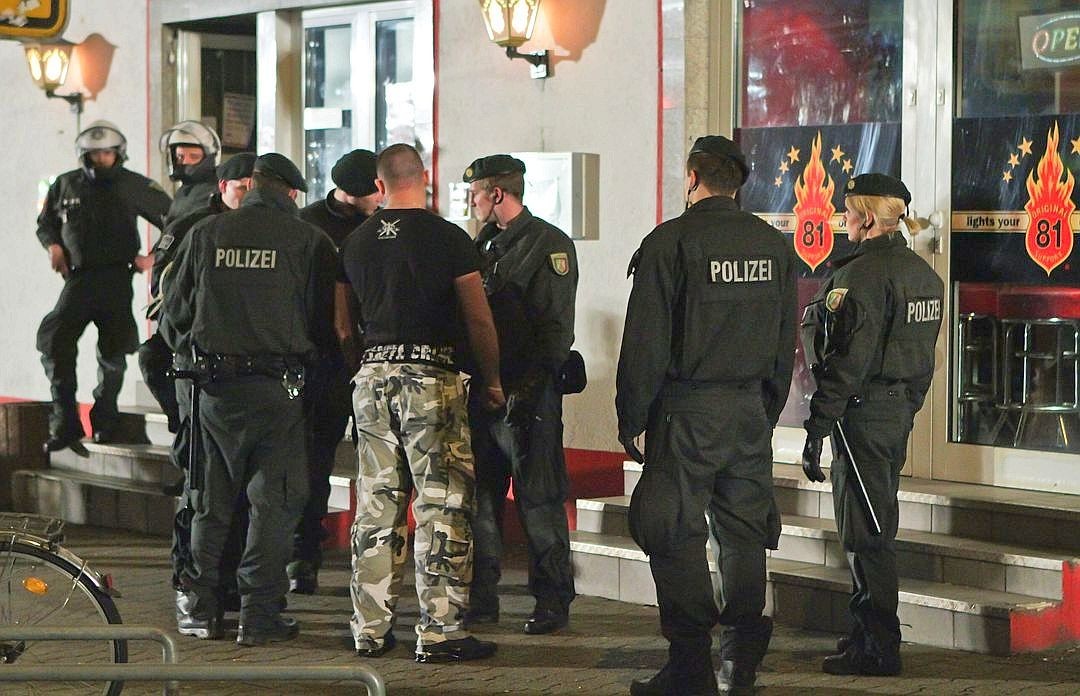 Bei der landesweiten Rocker-Razzia am 14. März 2012 findet die Polizei über der Kneipe des Rockerclubs Clan 81 in Düsseldorf-Gerresheim 4000 Hanfpflanzen in einem Hochbunker. Der 24-jährige Präsident des „Club 81“, der zum engeren Unterstützerkreis der Hells Angels zählt, wird festgenommen.