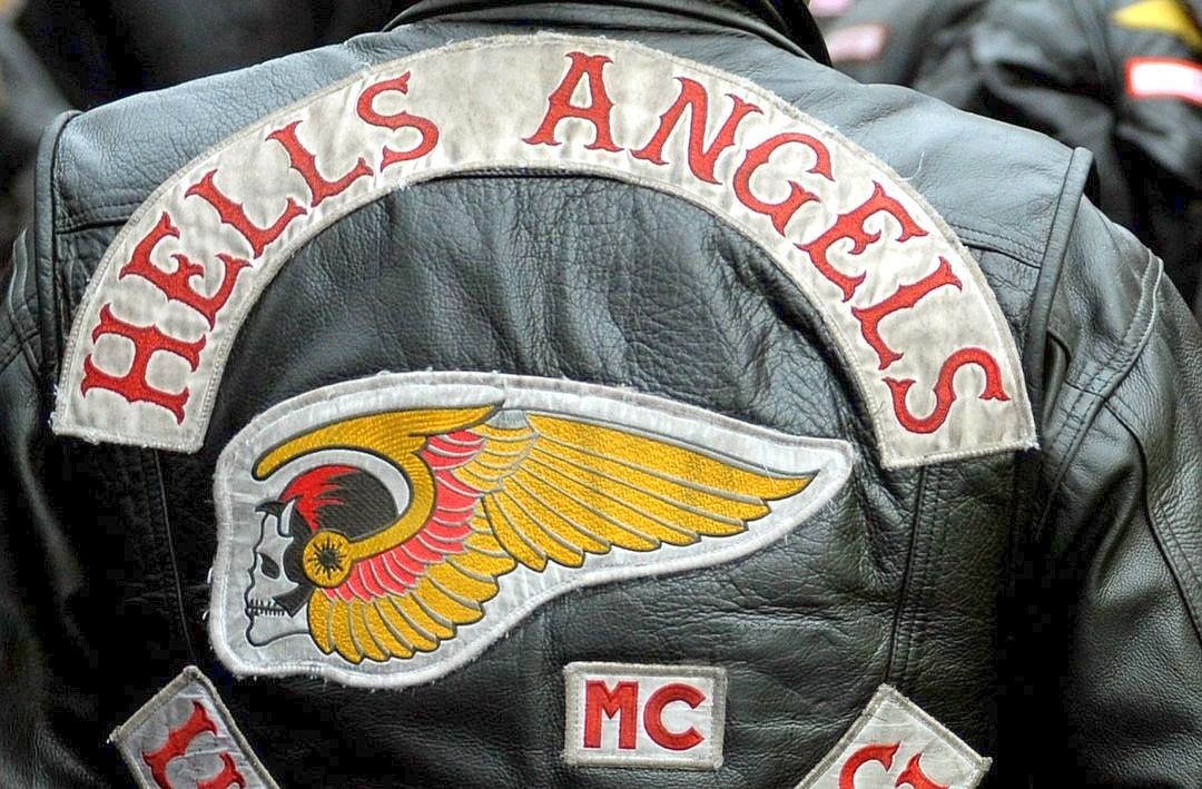 13. Februar: In Duisburg-Rheinhausen, in der Nähe des Satudarah-Quartiers, gehen Hells Angels und Satudarahs mit Totschlägern und Schneeschaufeln aufeinander los. Bei den Höllenengeln prügeln Ex-Mitglieder des inzwischen wieder aufgelösten HA-Charters West Central um Ramin Y., mit.