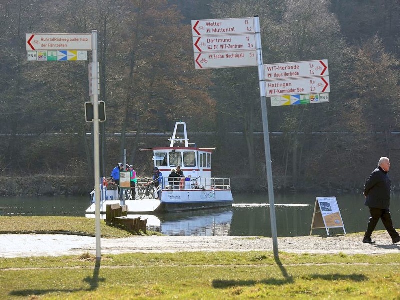 Die Freizeitveranstalter in Witten mußten lange auf die Saisoneröffnung warten;Ansichten am Sonntag, dem 07.04.2013. Blick auf Ruine Hardenstein mit Dampflok - Museumszug und Fähre Hardenstein. Foto: Walter / WAZ FotoPool