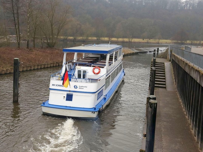 Die Freizeitveranstalter in Witten mußten lange auf die Saisoneröffnung warten;wir  befragten einige am samstag, dem 06.04.2013 . Die MS Schalbe II an der Schleuse.Foto: Walter / WAZ FotoPool