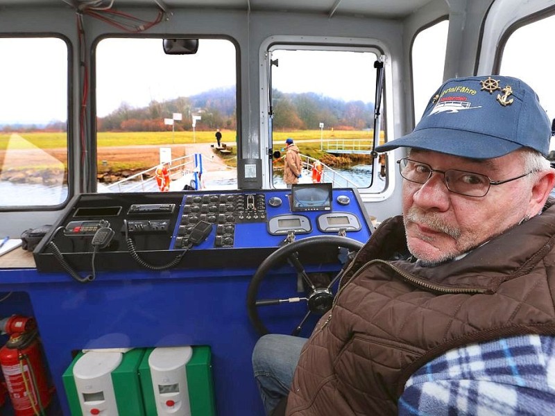 Die Freizeitveranstalter in Witten mußten lange auf die Saisoneröffnung warten;wir  befragten einige am samstag, dem 06.04.2013 . Die Fahrrad- und Personenfähre FG3 Hardenstein hat momentan noch viel Platz. Bootsführer Klaus Werner KÖster. Foto: Walter / WAZ FotoPool