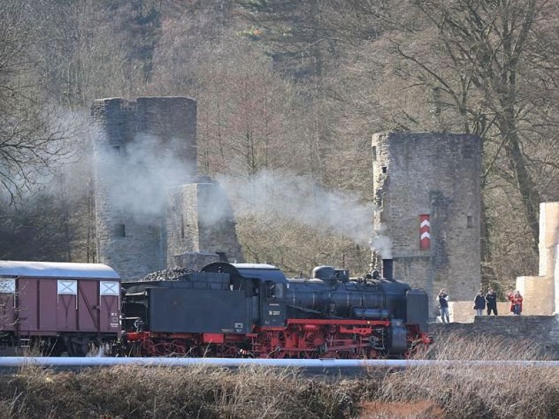 Die Freizeitveranstalter in Witten mußten lange auf die Saisoneröffnung warten;Ansichten am Sonntag, dem 07.04.2013. Blick auf Ruine Hardenstein mit Dampflok - Museumszug und Fähre Hardenstein. Foto: Walter / WAZ FotoPool