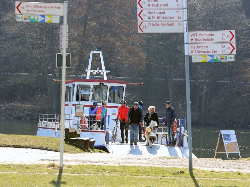 Die Freizeitveranstalter in Witten mußten lange auf die Saisoneröffnung warten;Ansichten am Sonntag, dem 07.04.2013. Blick auf Ruine Hardenstein mit Dampflok - Museumszug und Fähre Hardenstein. Foto: Walter / WAZ FotoPool