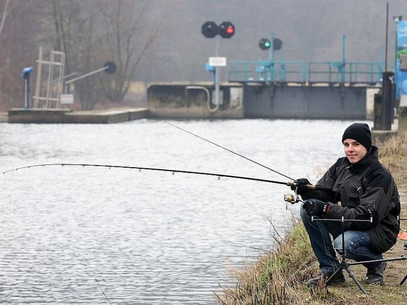 Die Freizeitveranstalter in Witten mußten lange auf die Saisoneröffnung warten;wir  befragten einige am samstag, dem 06.04.2013 . Angelt an der Ruhrschleuse : Timo , 16 Jahre. Foto: Walter / WAZ FotoPool