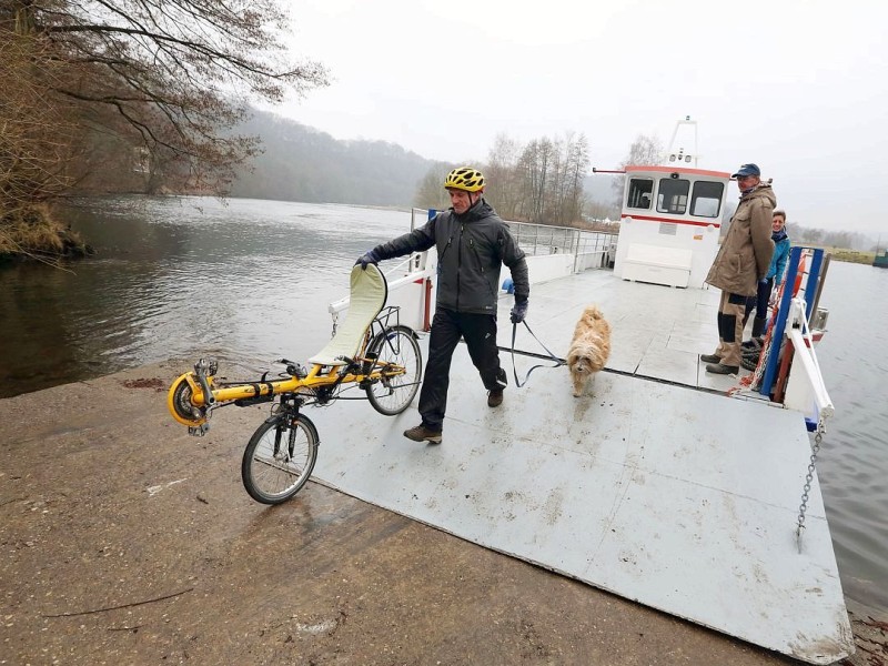 Die Freizeitveranstalter in Witten mußten lange auf die Saisoneröffnung warten;wir  befragten einige am samstag, dem 06.04.2013 . Die Fahrrad- und Personenfähre FG3 Hardenstein hat momentan noch viel Platz. Thomas , 57 Jahre und Hund OLE mit dem Rad. Foto: Walter / WAZ FotoPool