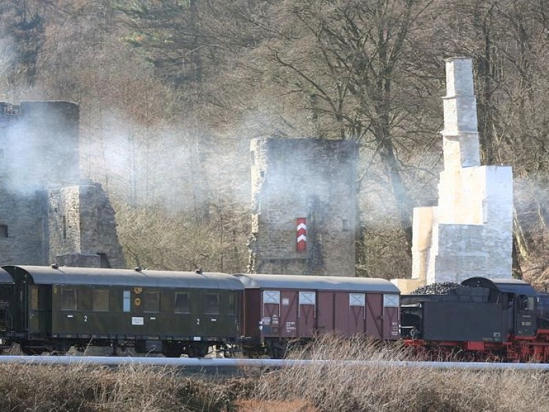 Die Freizeitveranstalter in Witten mußten lange auf die Saisoneröffnung warten;Ansichten am Sonntag, dem 07.04.2013. Blick auf Ruine Hardenstein mit Dampflok - Museumszug und Fähre Hardenstein. Foto: Walter / WAZ FotoPool