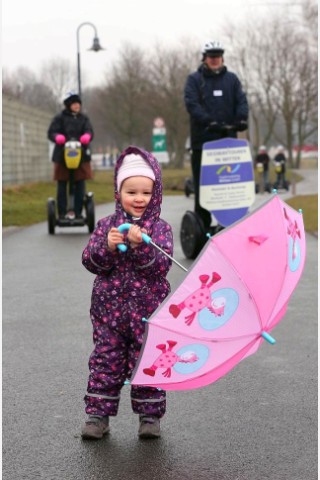 Die Freizeitveranstalter in Witten mußten lange auf die Saisoneröffnung warten;wir  befragten einige am samstag, dem 06.04.2013 .Malina, 2 Jahre mit Regenschirm am Kemnader See.Foto: Walter / WAZ FotoPool