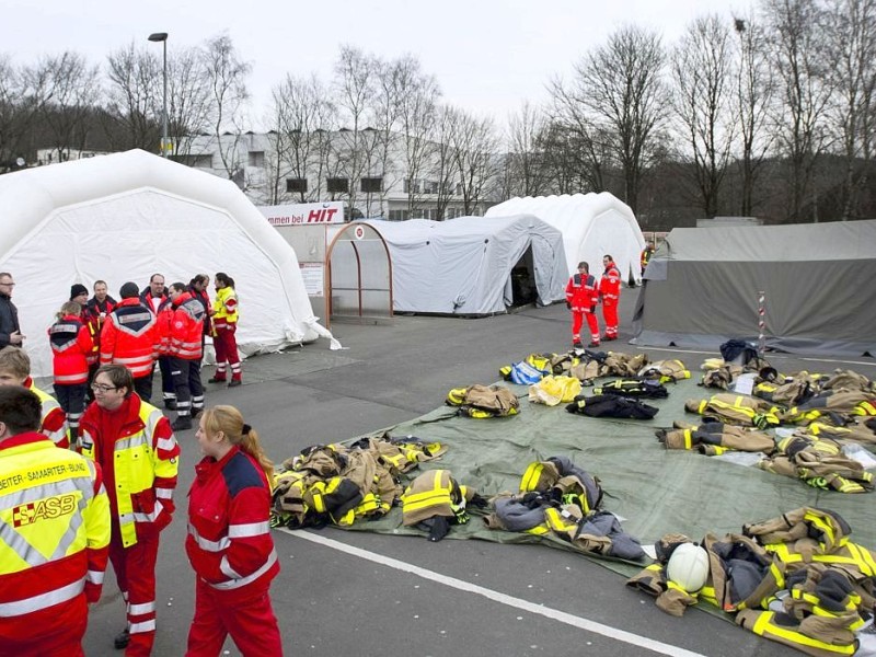 Auf dem Hof einer Spedition  in Lüdenscheid hat es in der Nacht auf Montag gebrannt. Nach den Löscharbeiten klagten Anwohner und Feuerwehrmänner über Beschwerden und mussten ärztlich behandelt werden.