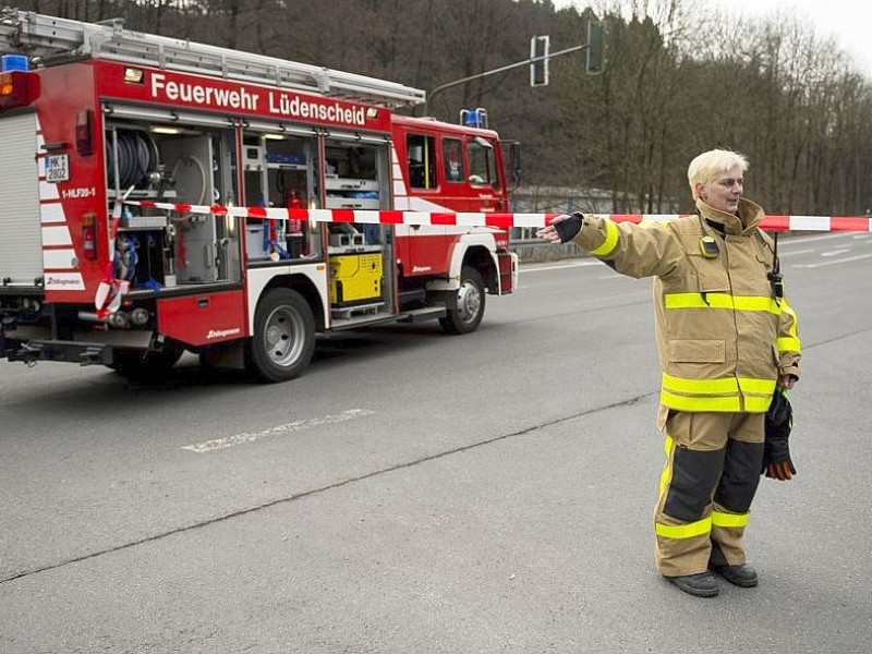 Auf dem Hof einer Spedition  in Lüdenscheid hat es in der Nacht auf Montag gebrannt. Nach den Löscharbeiten klagten Anwohner und Feuerwehrmänner über Beschwerden und mussten ärztlich behandelt werden.