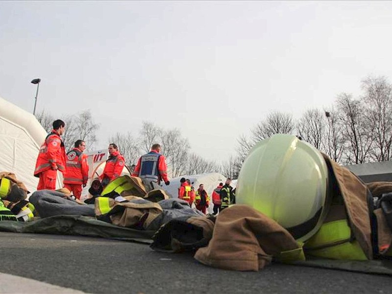 Auf dem Hof einer Spedition  in Lüdenscheid hat es in der Nacht auf Montag gebrannt. Nach den Löscharbeiten klagten Anwohner und Feuerwehrmänner über Beschwerden und mussten ärztlich behandelt werden.