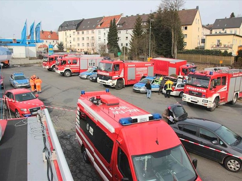 Auf dem Hof einer Spedition  in Lüdenscheid hat es in der Nacht auf Montag gebrannt. Nach den Löscharbeiten klagten Anwohner und Feuerwehrmänner über Beschwerden und mussten ärztlich behandelt werden.