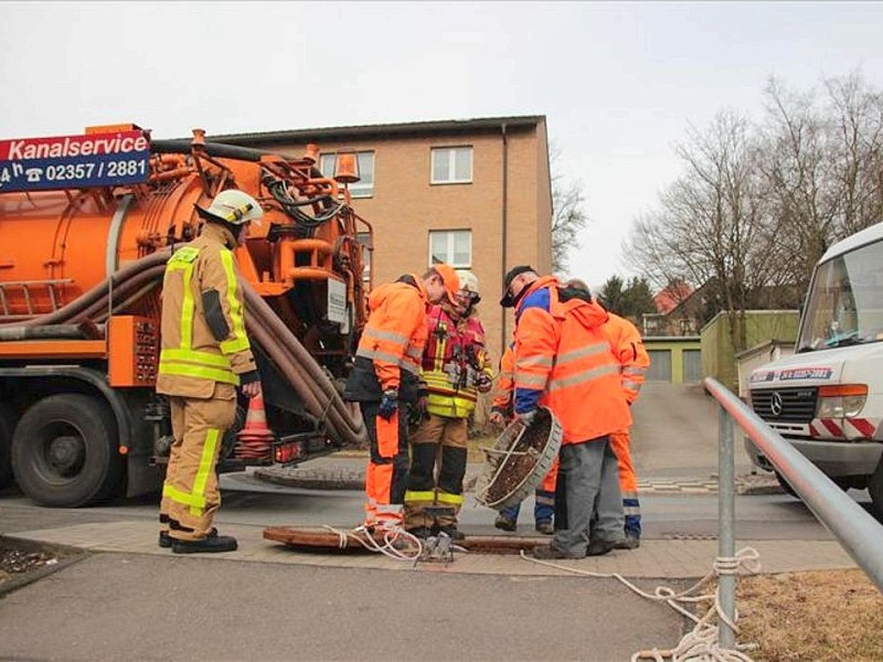 Auf dem Hof einer Spedition  in Lüdenscheid hat es in der Nacht auf Montag gebrannt. Nach den Löscharbeiten klagten Anwohner und Feuerwehrmänner über Beschwerden und mussten ärztlich behandelt werden.