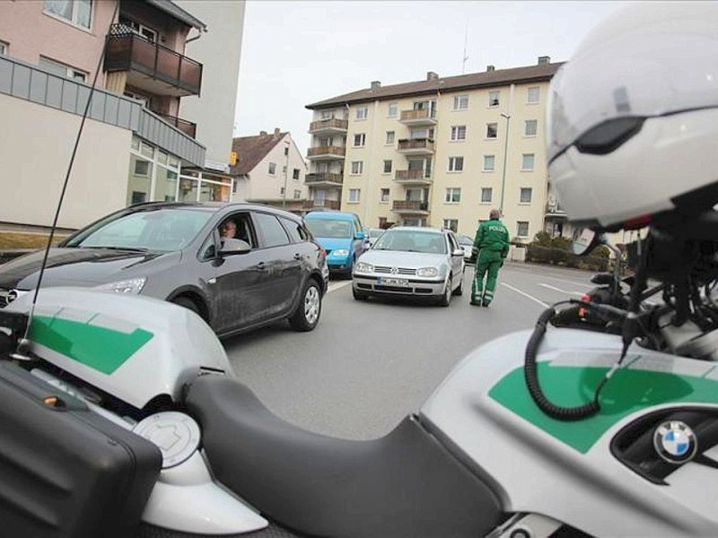 Auf dem Hof einer Spedition  in Lüdenscheid hat es in der Nacht auf Montag gebrannt. Nach den Löscharbeiten klagten Anwohner und Feuerwehrmänner über Beschwerden und mussten ärztlich behandelt werden.