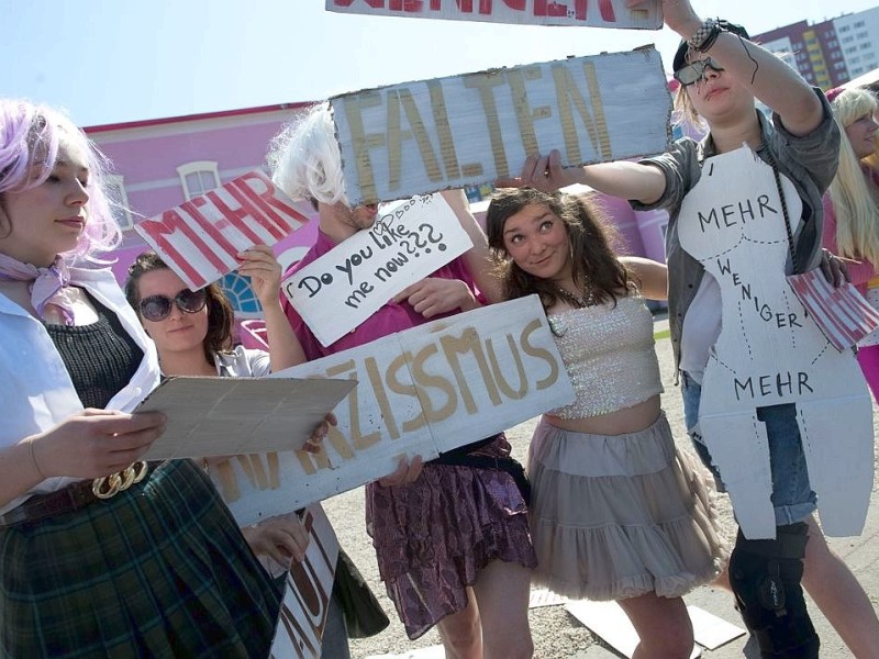 Berliner Feministinnen protestieren vor Barbies Dreamhouse.