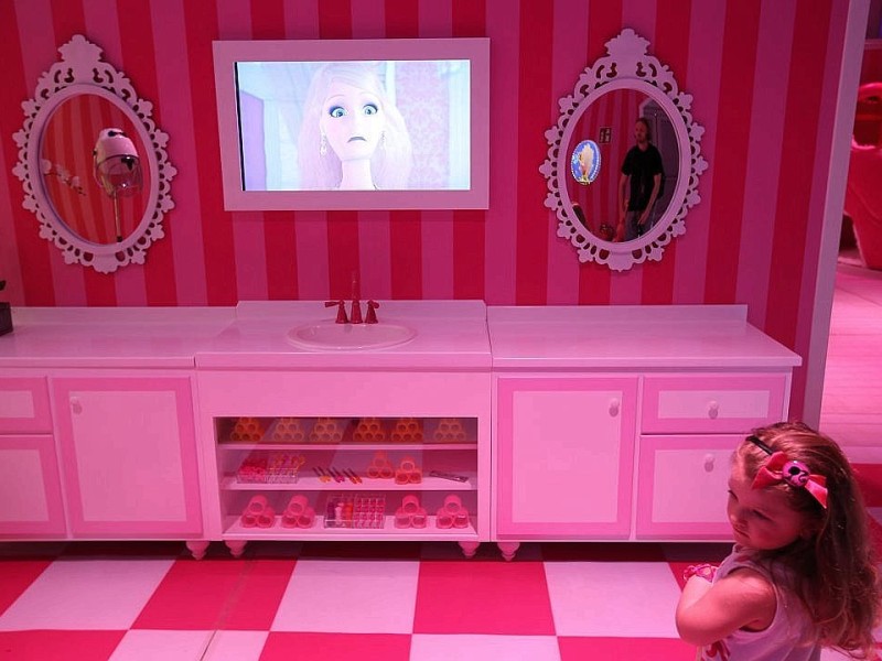 Die Barbies Dreamhouse Experience in Berlin. Auf 2500 Quadratmetern können Fans der blonden Puppe alles Neue rund um Barbies Leben entdecken.