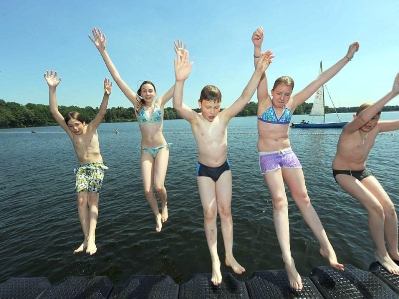 Viele wagten, wie hier im Freibad Wedau in Duisburg, den Sprung in das erfrischende Wasser.