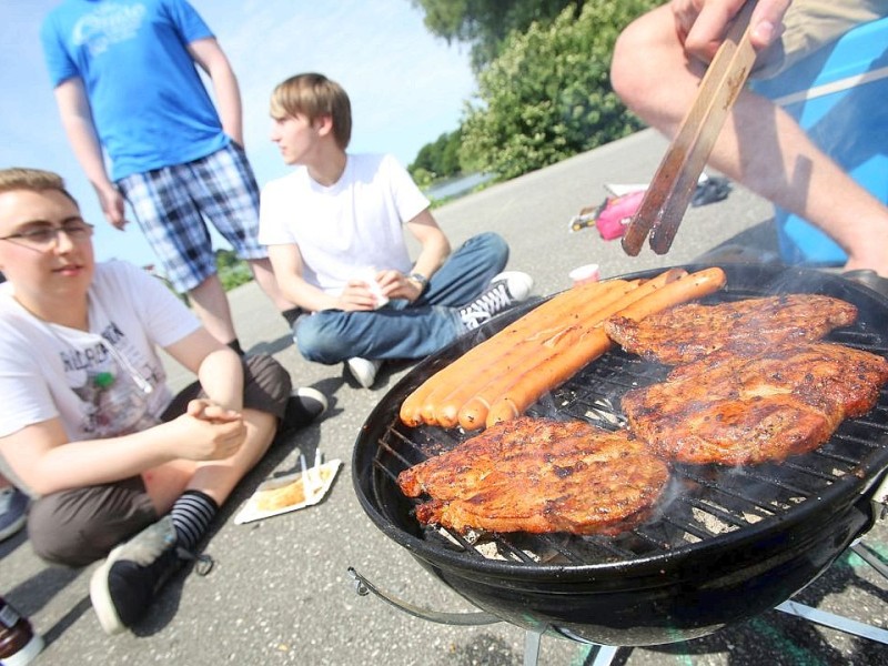 Doch auch außerhalb von NRW brachte die Hitze die Menschen nach draußen. Diese Gruppe entschied sich für einen Grill-Einsatz an der Außenalster in Hamburg.