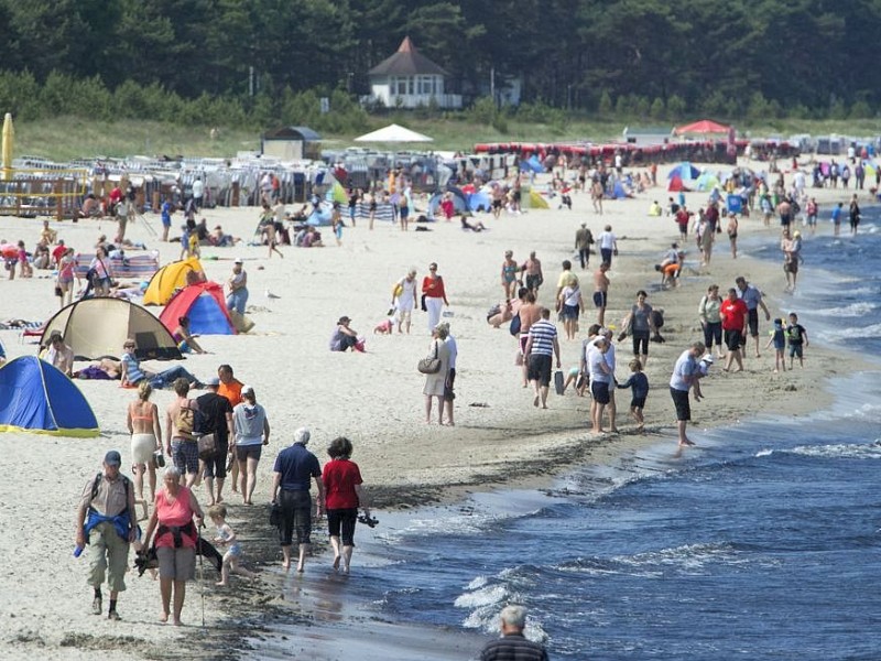 Auch der Ostseestrand von Binz ist gut gefüllt.